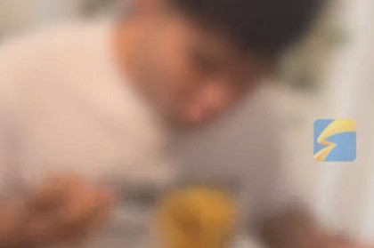 46岁男子咽部“藏”12厘米金属筷子，时间长达8年，偶感不适，以为饮酒后正常反应